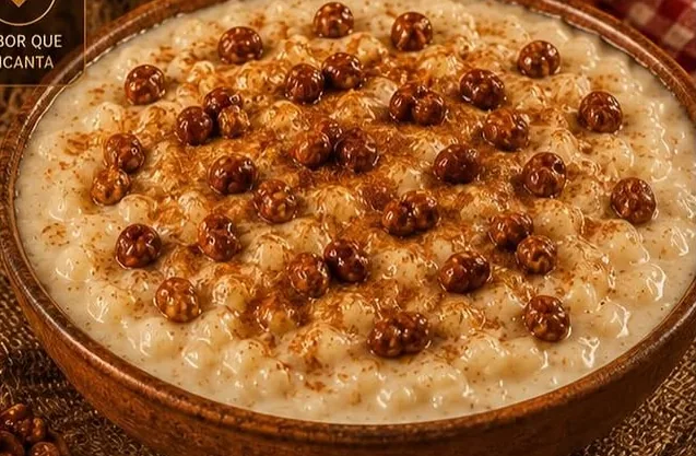 Arroz doce cremoso com amendoim caramelizado e canela por cima