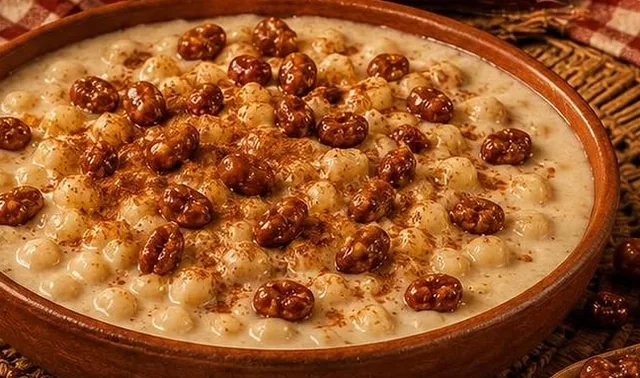 Tigela de canjica cremosa finalizada com amendoim caramelizado e canela