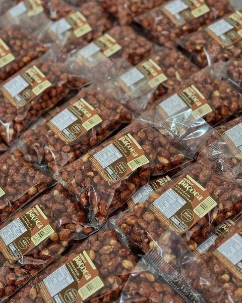 Amendoim caramelizado embalado na fábrica