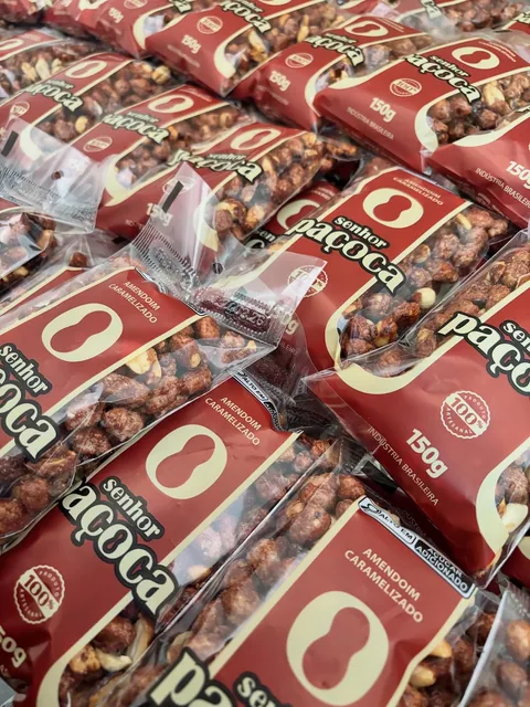 Pacotes de amendoim caramelizado na embalagem nova