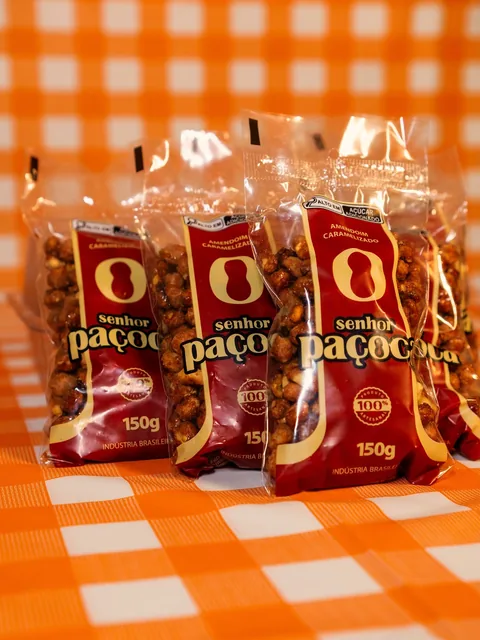 Pacotes de amendoim caramelizado em toalha xadrez